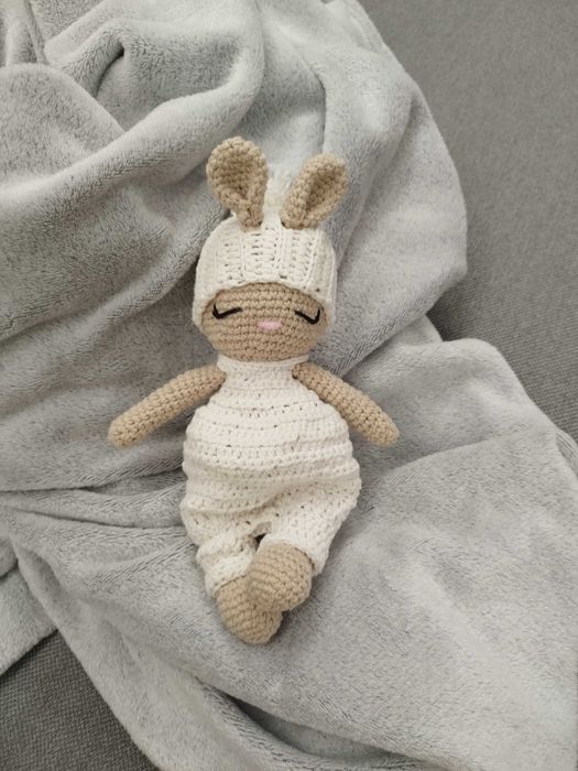 Плетено зайче бебе