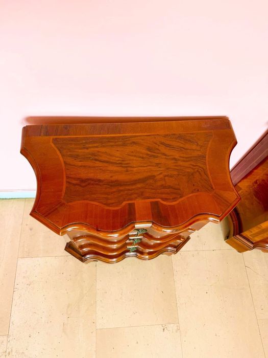Noptiere clasice – pereche, import Italia  Pereche de noptiere vechi, import Italia, realizate în stil clasic, piese de atelier.