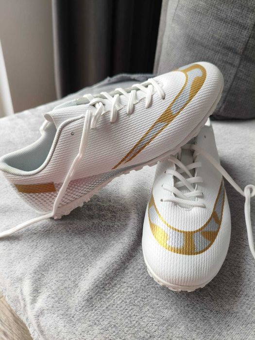 Ghete fotbal VTASQ pentru copii – alb, mărimea EU 38