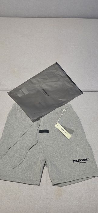 Vand pantaloni essentials marimea L