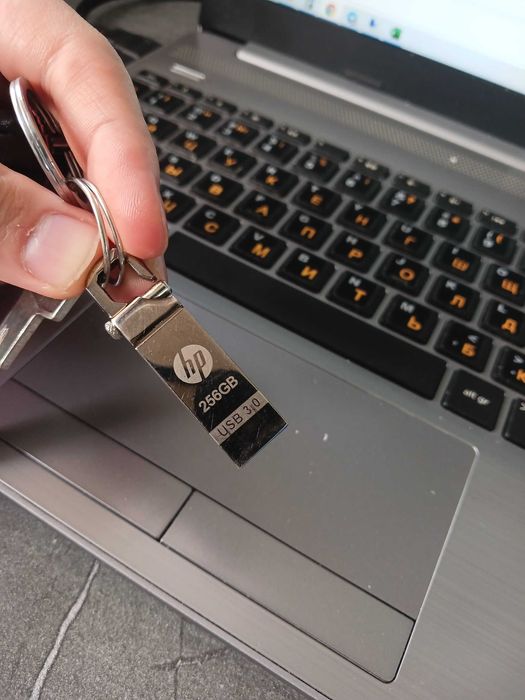 Продам флешку на 256 гб