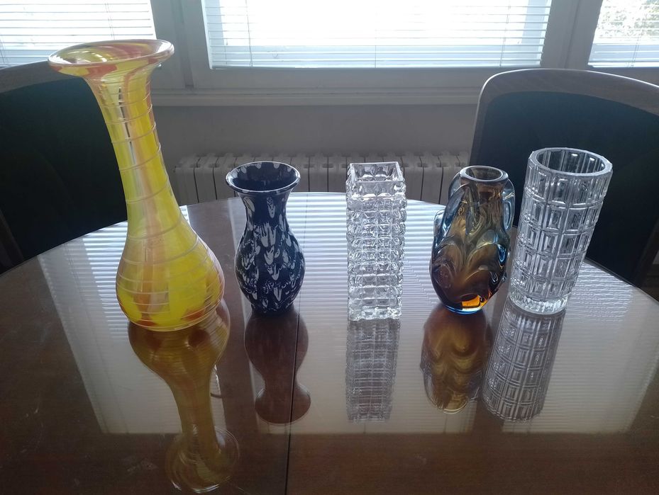 Четири различни вази (кафяво-синята не е налична)