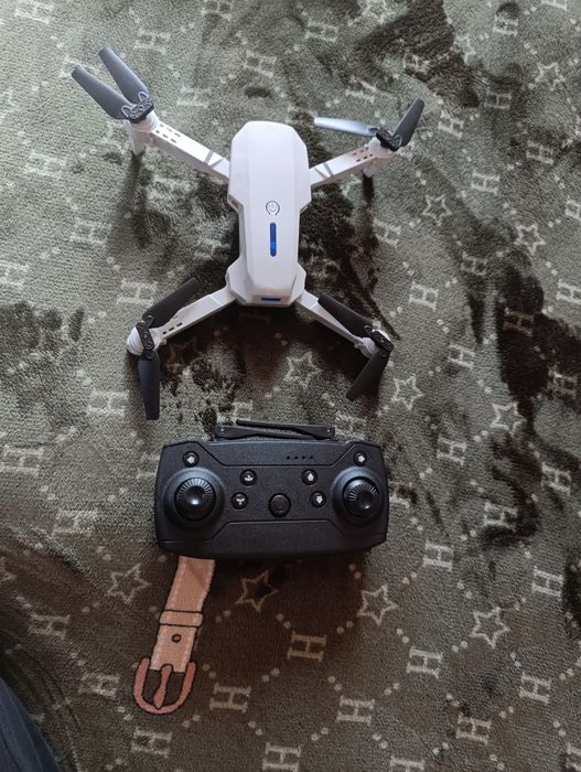 Дронн E88 pro fordable drone