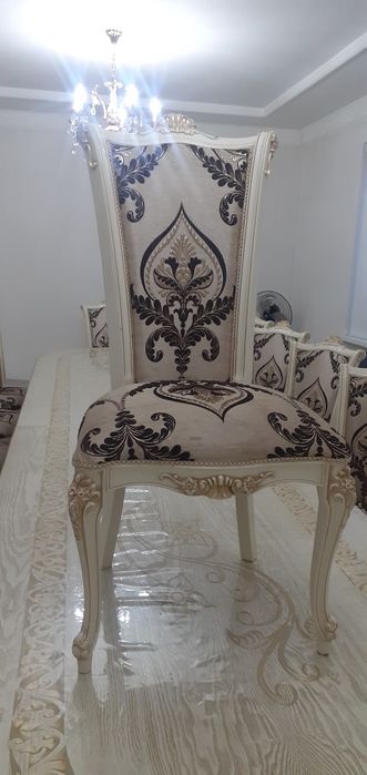 Гостинный Стол и 14 Стулья.