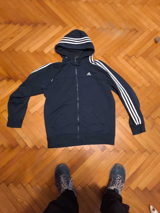 Адидас ленти през качулката