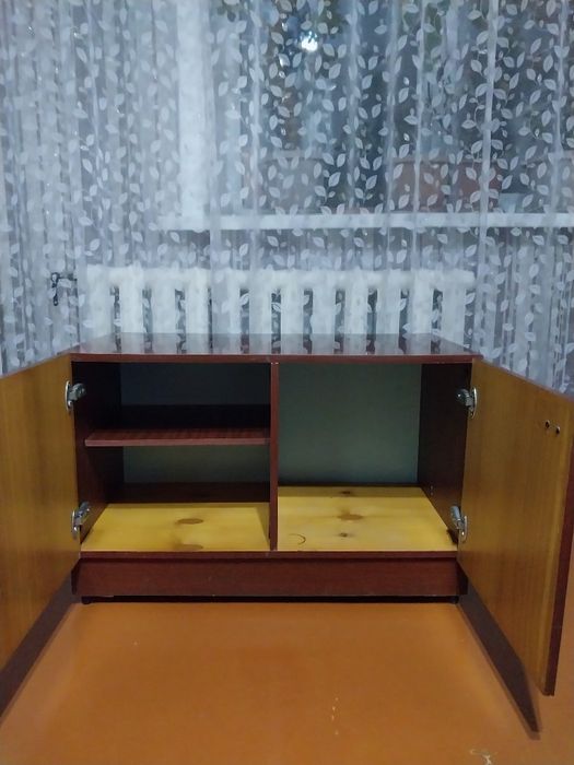 Продам  полированную тумбочку