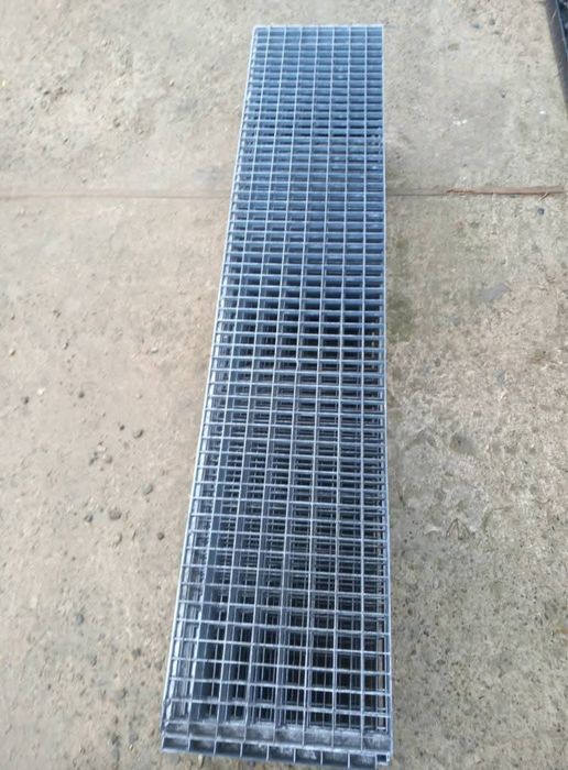 Trepte zincate metalice pentru scări metalice