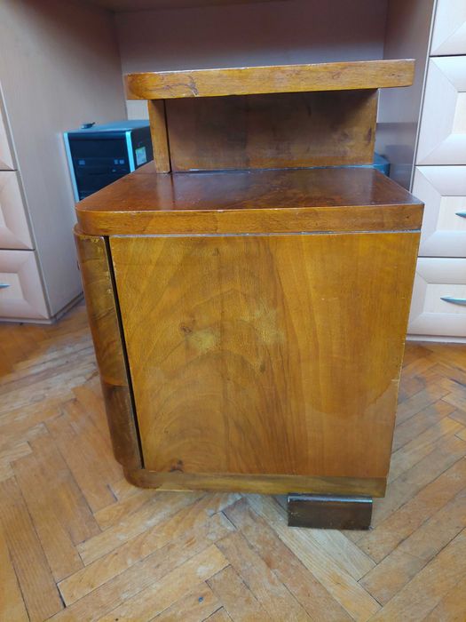 Две стари дървени нощни шкафчета