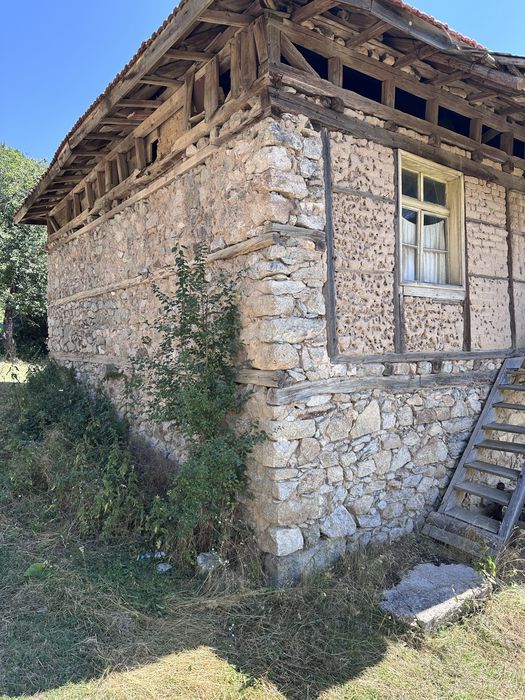 Продавам стара каменна къща