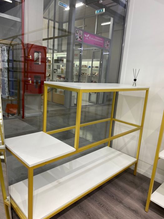 В продаже полки для сумок и обуви.