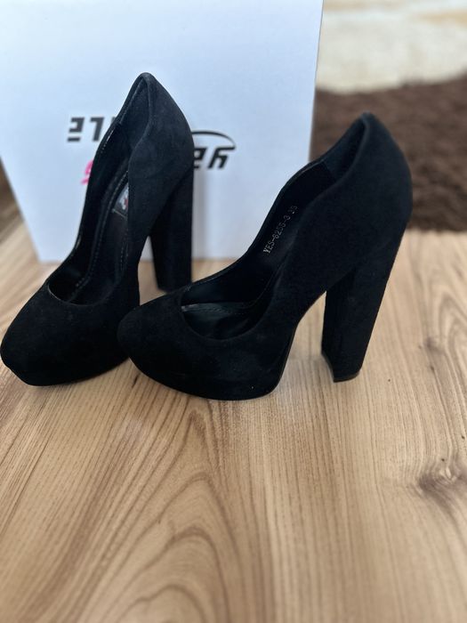 Дамски обувки на висок ток