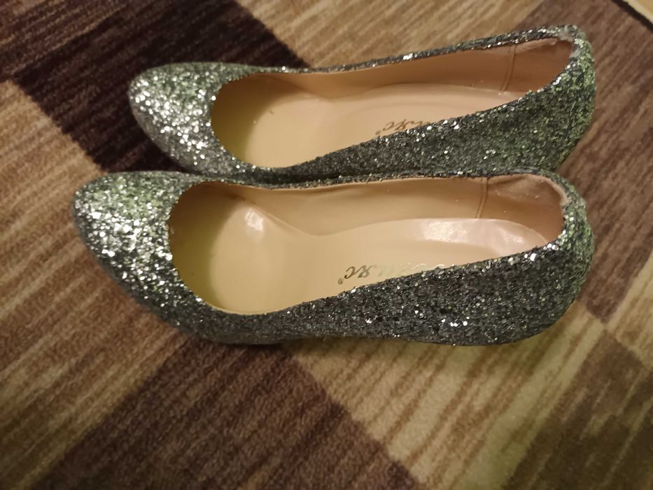 Чисто нови дамски обувки с брокат – елегантни и стилни