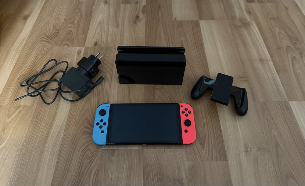 Nintendo switch OLED с подарък игри