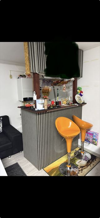 Vand bar cu tot cu scaune