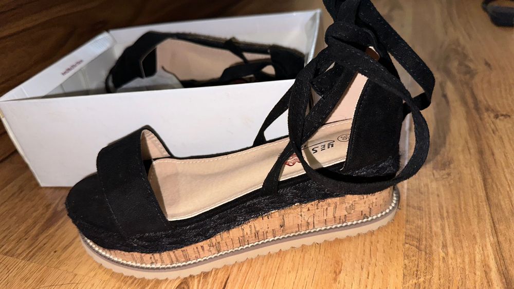 Сандали, чисто нови с връзки