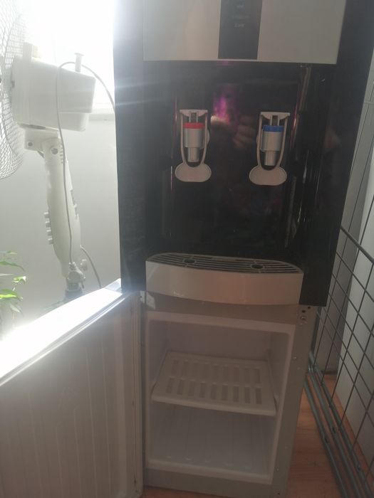 Кулер для бутылированной воды с бутылями.