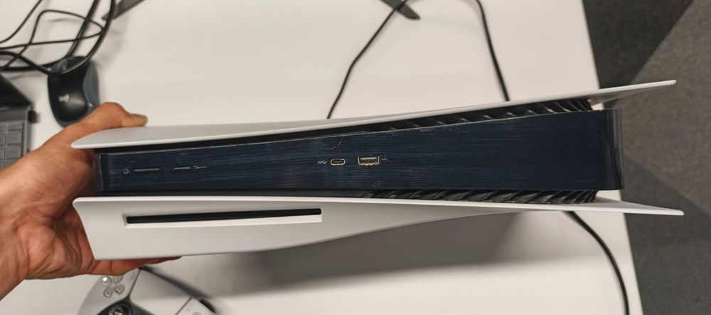 Продается Sony PlayStation 5 (версия с дисководом).