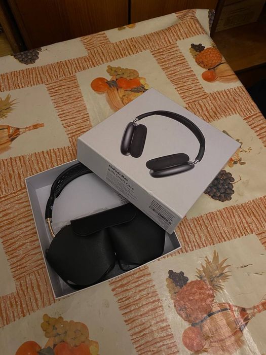 AirPods Max "with Smart Case"