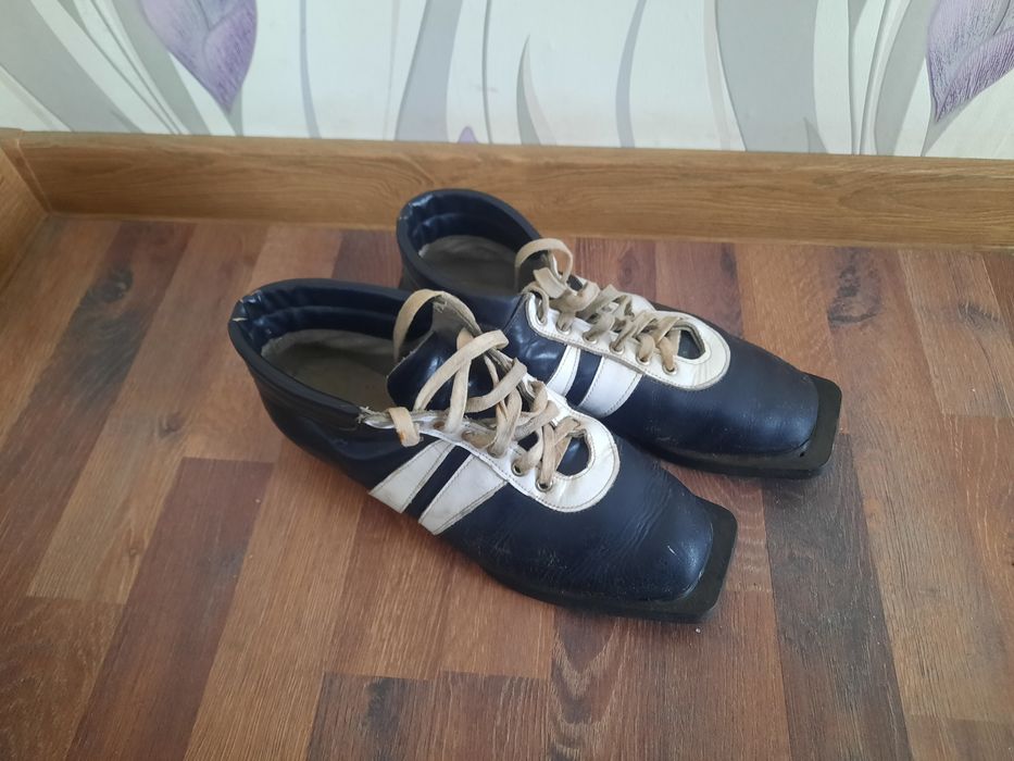 Продам пластиковые лыжи