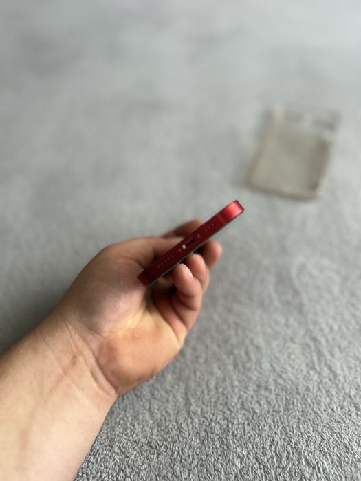Vând iphone 13 red edition!