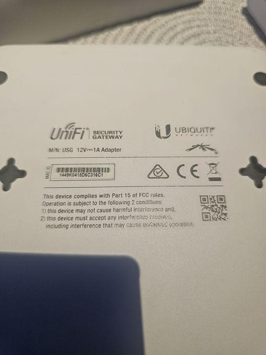 Vând pachet Ubiquiti UniFi – USG + Cloud Key UC-CK