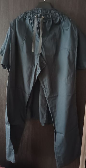Vănd costum medical verde închis  nou.