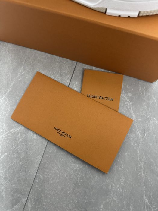 Adidasi Louis Vuitton