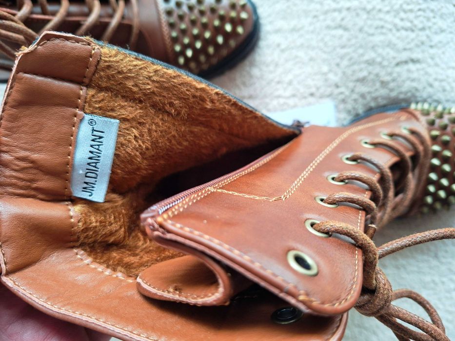 Боти с връзки и шипове.