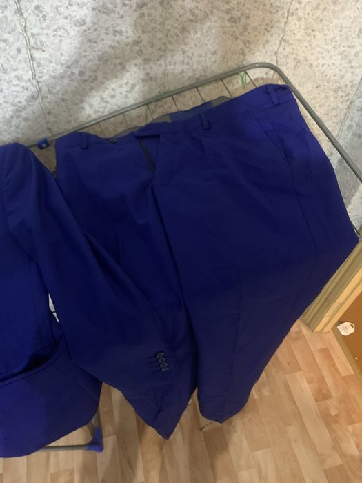Продам костюм синий 2 в подарок