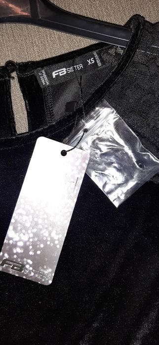 Дамска кадифена рокля с дантелени ръкави