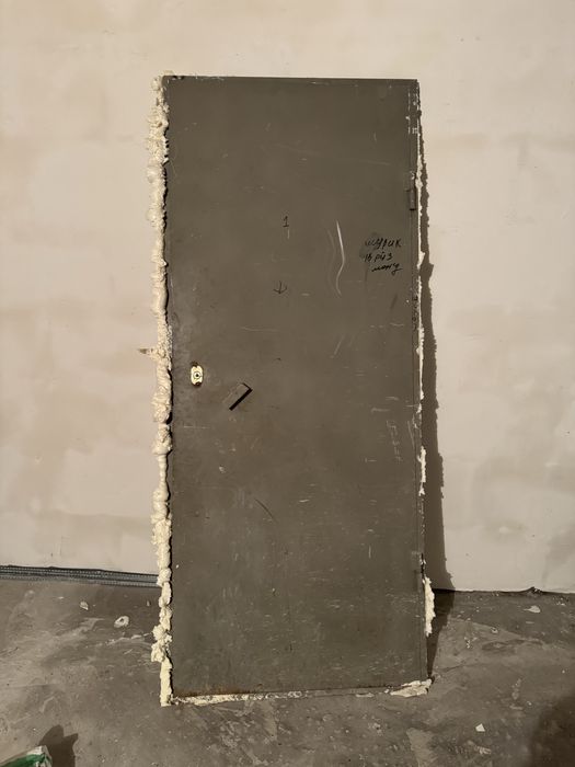 Продам делезную дверь