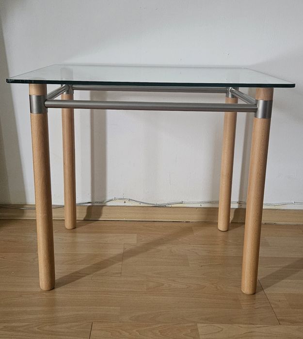 Холна стъклена масичка