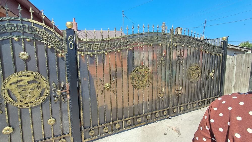 Vindem garduri si porti din fier forjat orice model