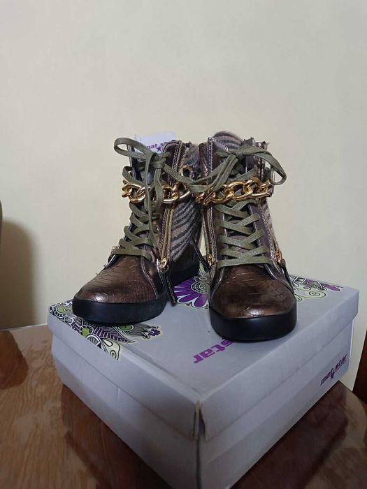 Дамски обувки на платформа