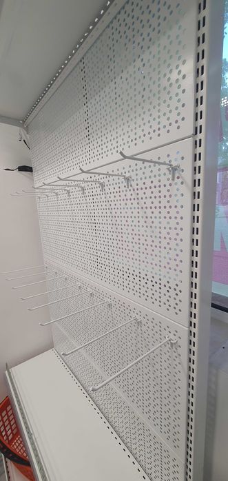 Крайстенен стелаж с перфориран гръб за закачане на куки и рафт