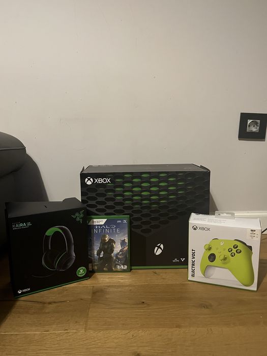 Xbox Series X 1TB + контролер, 1 игра и Слушалки