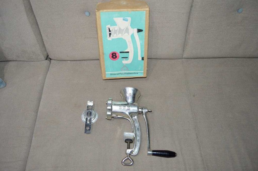 Masina germana pentru tocat carne din fonta nr. 8 noua