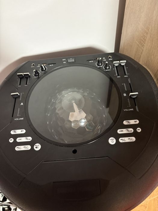 Boxa Akai se aude puternic