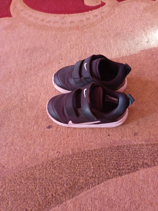 Продавам детски оригинални маратонки на Найк.
