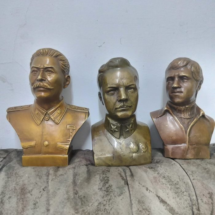 Бюсты знаменитых людей