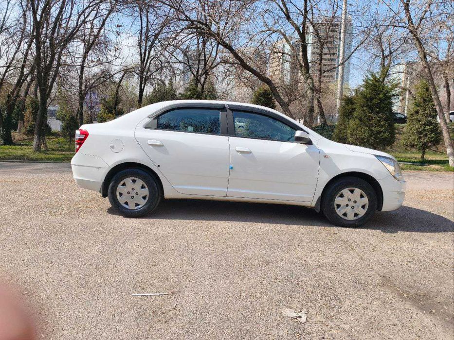 Chevrolet Cobalt, 2015 года выпуска.