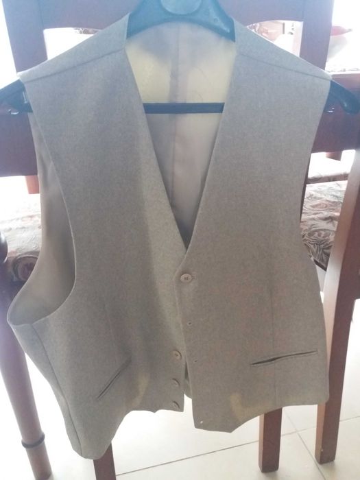 2 costume barbatesti noi 3 piese, bleumarin si  bej 52-54 ,120 lei/buc