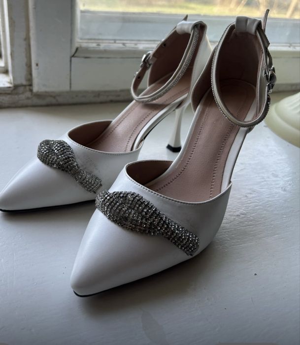 Нарядные, красивые, белые туфли
