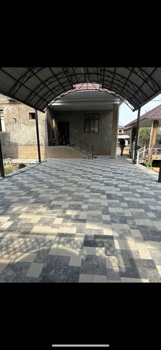 Брусчатка с эффектом мрамора, прочная и красивая.