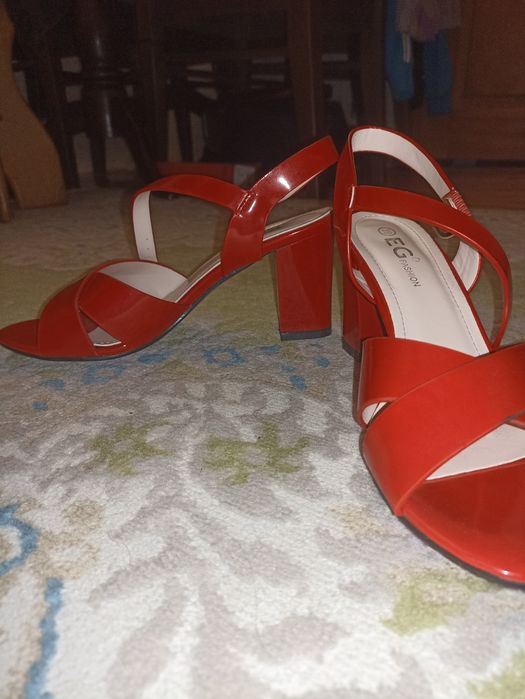 Продам туфли красные