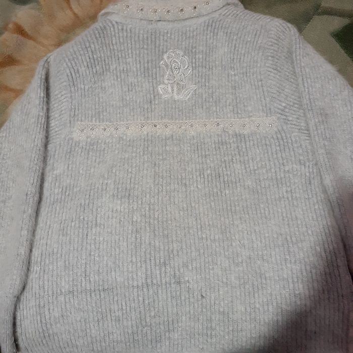 Ayollar jemperi. Oq moqiq sifatli