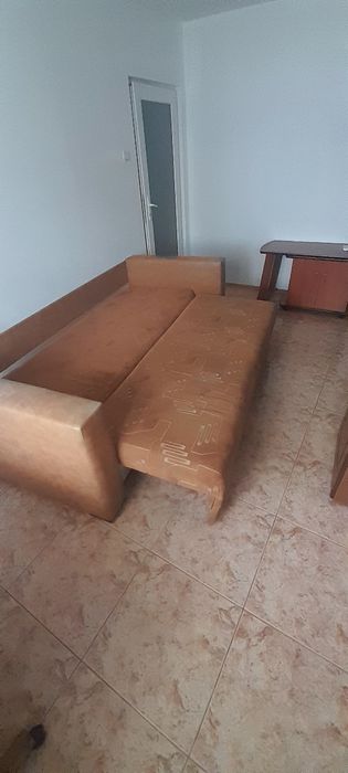 Biblioteca si canapea