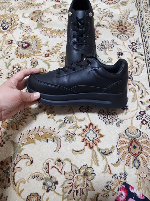 Продам женские кроссовки