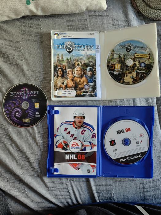 Продавам 3 броя игри за PC и плейстейшън