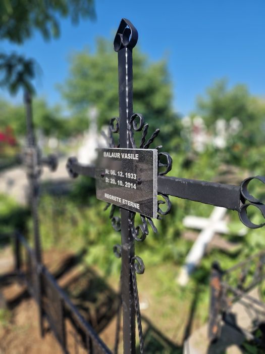 Felinar , masa și scaune din granit negru , cruce , gard funerar